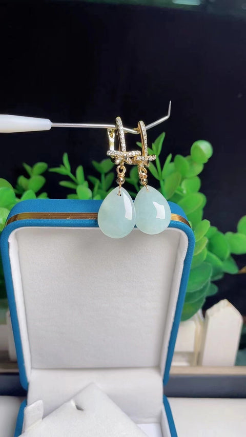 Anting Jatuhkan Jadeite Alami yang terbuat dari perak 925 Ukuran 1.8 * 1.2 Dasar yang halus dan hangat Gaya yang indah & sudah termasuk pajak pengiriman
