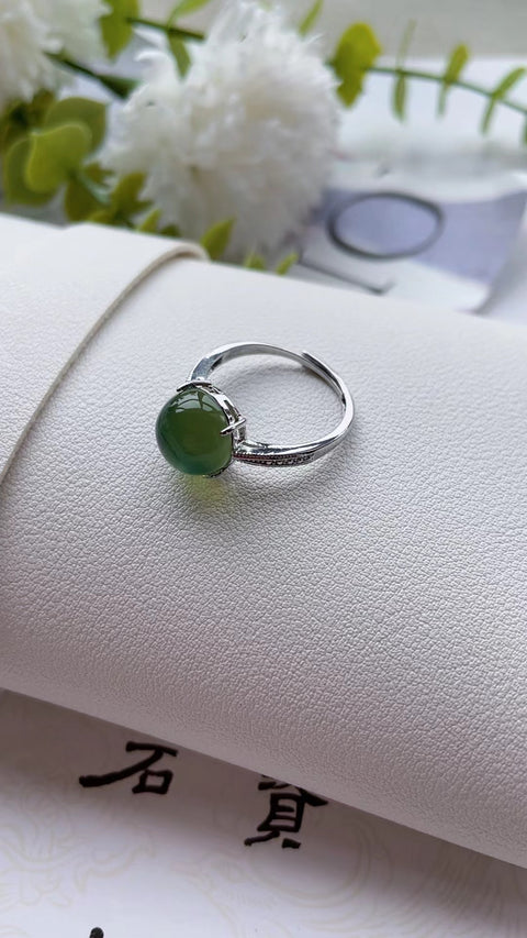 Cincin Giok Alami Ukuran 10 * 10mm Gaya 925 Pengaturan Perak Giok bersih dan halus.