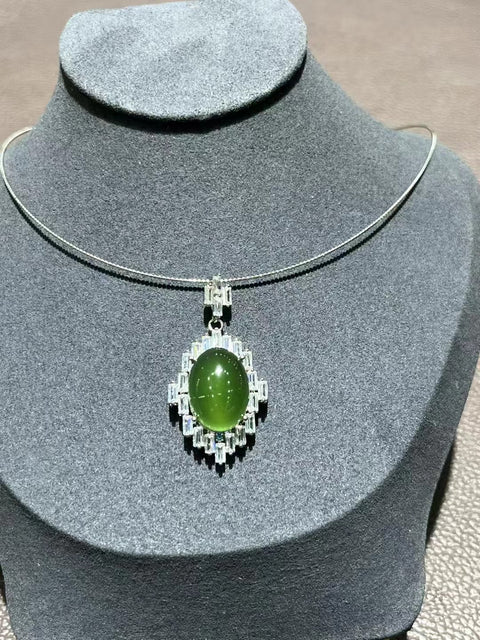Kalung perak 925 dengan berlian dan batu giok hijau. Ukuran 8,4 * 5,8 mm Batu giok yang bersih, halus, dan hangat.