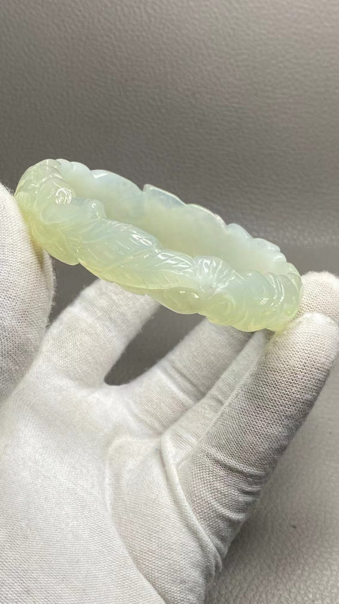 Gelang Bunga Berukir Giok Cui Alami Ukuran 62-64mm Ukuran 63.7mm Lebar Sisi 13.7mm Giok terjadi secara alami Pola acak Pengiriman dan pajak sudah termasuk.