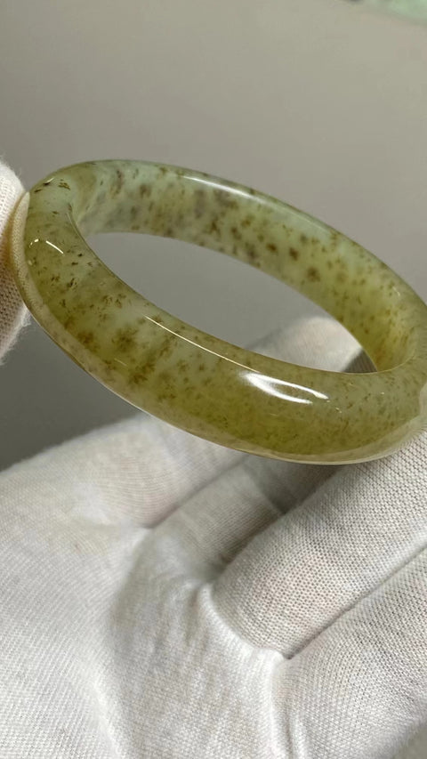 Gelang Selada Air Giok Cui Halus Ukuran 54-56mm Ukuran 55mm Lebar Sisi 12.7mm Batu giok muncul secara alami dan polanya acak Sudah termasuk pajak pengiriman.