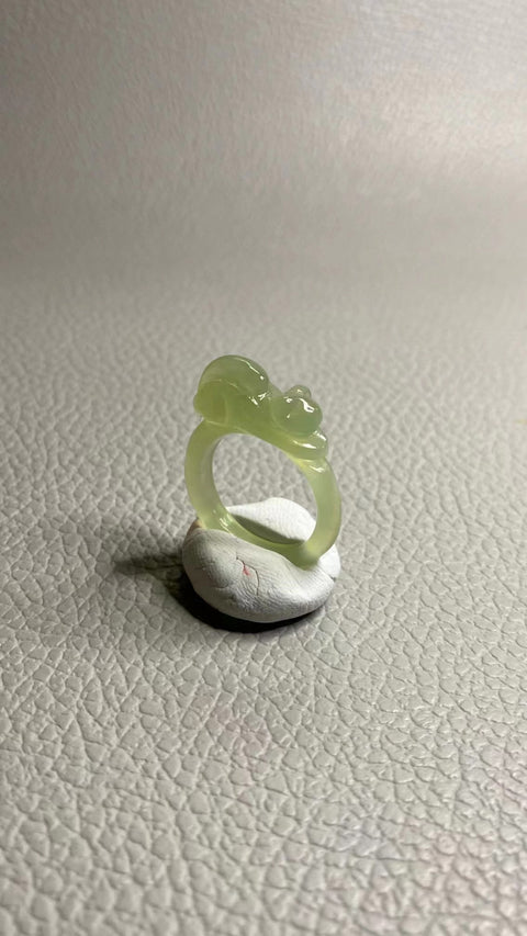 Cincin Giok Alami Ukuran 17mm Ukiran tangan yang bersih dan halus Sudah termasuk ongkos kirim dan pajak.