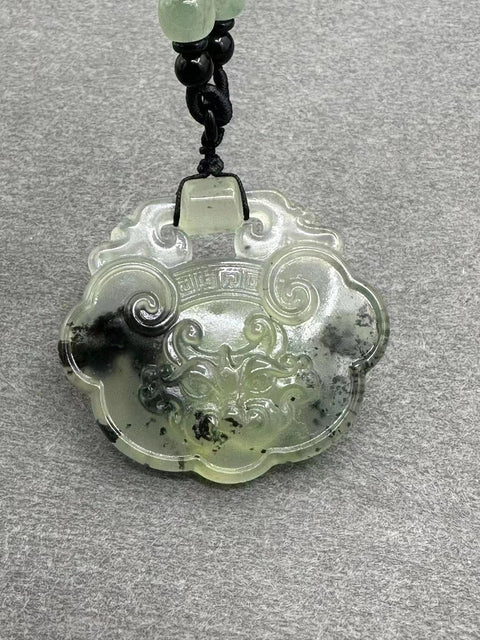 Liontin Kunci Cui Jade Ruyi Alami Ukuran 47 * 50mm Tebal 13mm Diukir dengan indah untuk menandakan keberuntungan Termasuk ongkos kirim dan pajak.