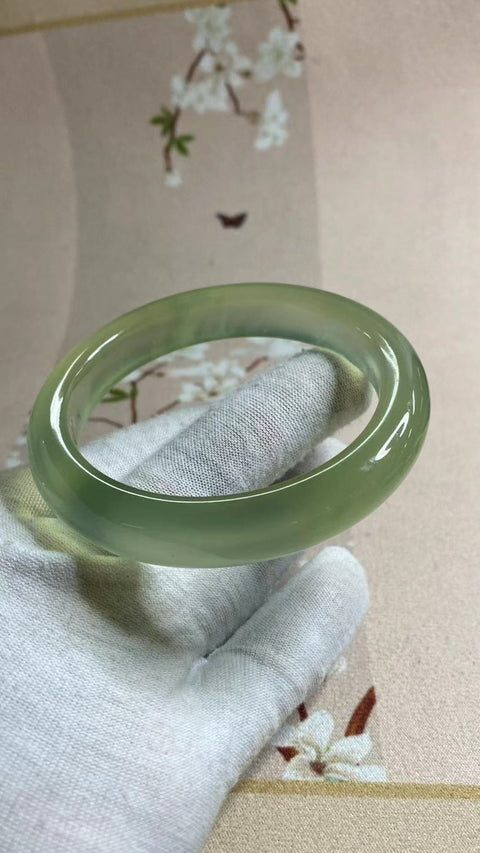 Gelang Hijau Es Giok Cui Fine Jade Ukuran 62-64mm Ukuran 63.5mm Lebar Sisi 12.7mm Giok ini terbentuk secara alami dan polanya acak Sudah termasuk ongkos kirim dan pajak.