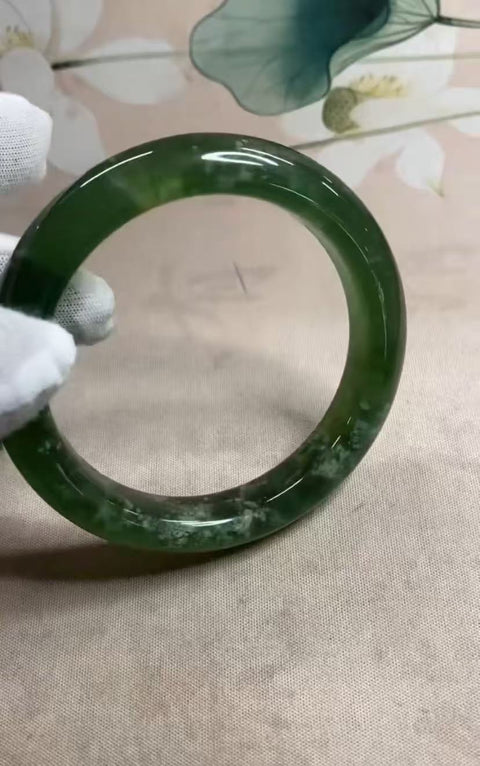 Gelang giok Xiuyan yang indah, hijau penuh dengan zamrud mengambang, diameter dalam: 61,3 mm, lebar tepi 13 mm. Semua batu terbentuk secara alami. Biaya pengiriman dan pajak sudah termasuk.