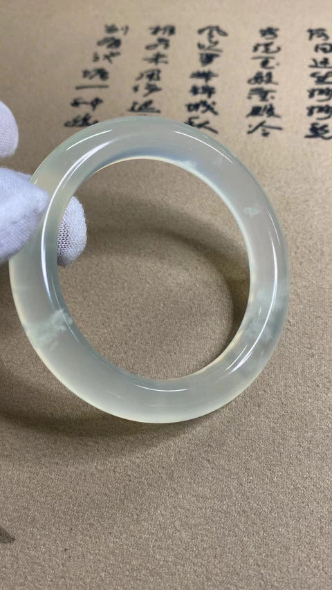 Gelang Es Giok Cui Giok Alami Ukuran 56-58mm Ukuran 57.2mm Lebar Sisi 10.7mm Giok ini semuanya muncul secara alami dan polanya acak Termasuk pajak pengiriman.