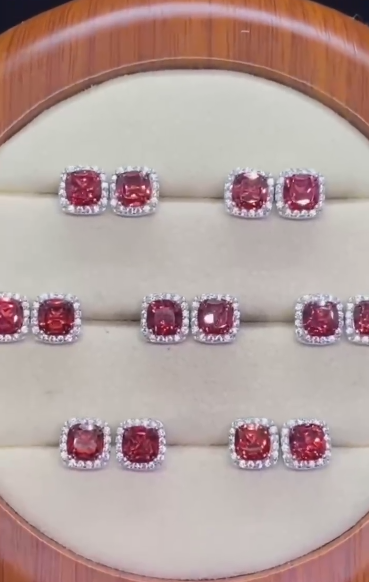 Anting-anting giok garnet alami yang terbuat dari perak 925, ukuran 7mm, dengan dudukan perak yang lebih tebal.