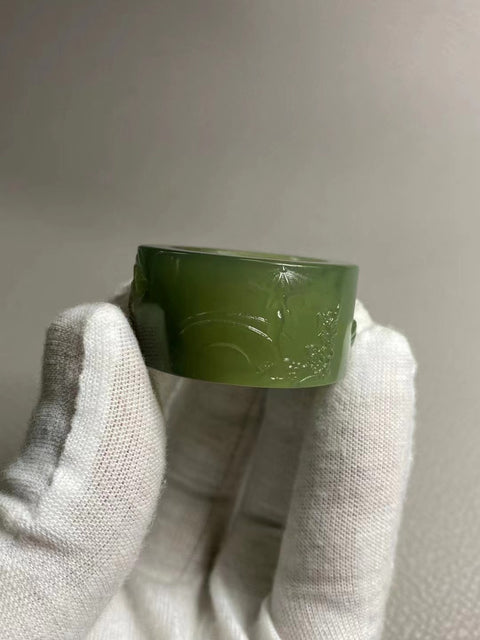 Kunci pas giok alami yang diukir dengan tangan Ukuran 24mm Tinggi 18.3mm Sudah termasuk ongkos kirim dan pajak.