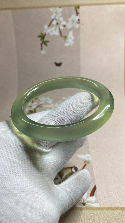 Gelang Hijau Es Giok Cui Fine Jade Ukuran 57-59mm Ukuran 58.8mm Lebar Sisi 10.6mm Giok ini terbentuk secara alami dan polanya acak Sudah termasuk pajak pengiriman.