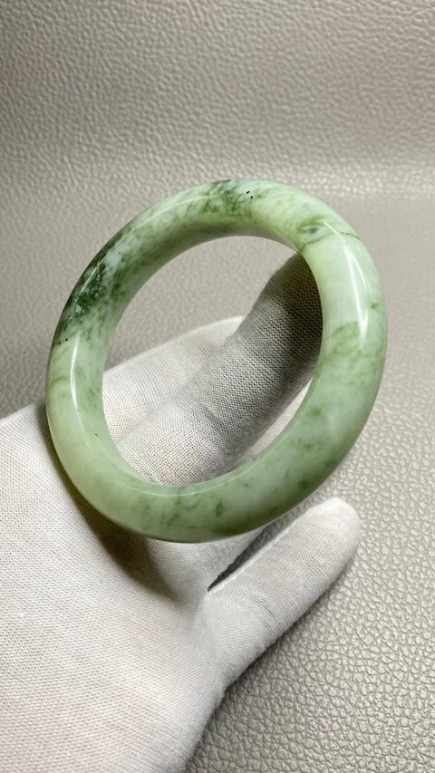 Gelang Giok Cui Giok Minyak Tua Ukuran 57-59mm Ukuran 58.1mm Lebar Sisi 13mm Giok ini semuanya muncul secara alami Pola-polanya acak Termasuk ongkos kirim dan pajak.