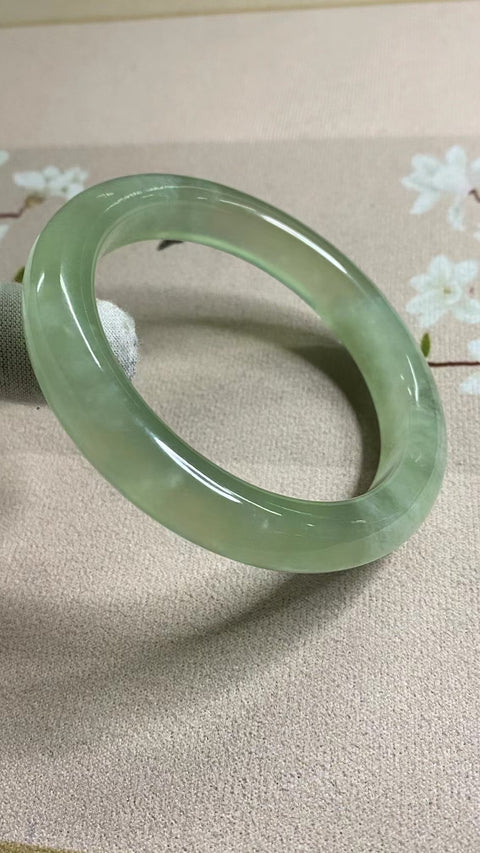 Gelang Hijau Es Giok Cui Giok Alami Ukuran 62-64mm Ukuran 63.1mm Lebar Sisi 12.3mm Giok semuanya terjadi secara alami Pola acak; sudah termasuk pajak pengiriman