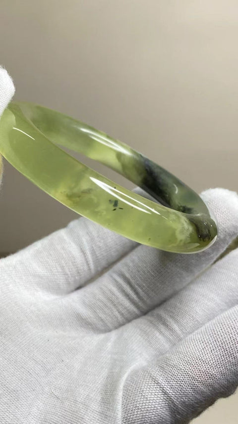 Gelang Lukisan Pemandangan Giok Cui Alami Ukuran 53-55mm Ukuran 54.5mm Lebar Sisi 10.7mm Batu giok semuanya terjadi secara alami Pola acak termasuk pajak pengiriman
