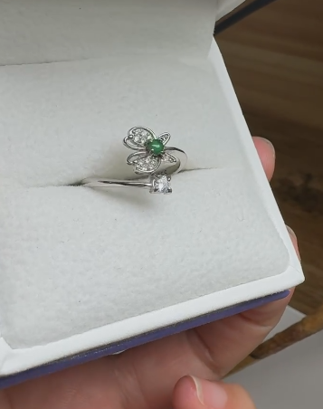 Cincin batu giok Guatemala alami yang terbuat dari perak 925. Batu gioknya bersih, halus, dan hangat.