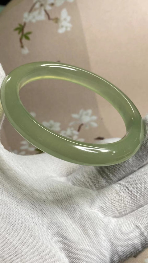 Gelang Hijau Es Giok Cui Giok Alami Ukuran 62-64mm Ukuran 63.3mm Lebar Samping 10.3mm Giok terjadi secara alami Pola acak termasuk pajak pengiriman.