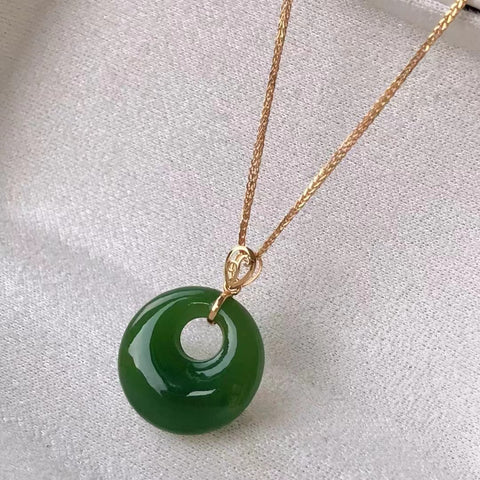 Kalung Jasper Alami & nbsp; Gaya Pengaturan Emas 18k halus dan elegan, harus dimiliki oleh peri mana pun. Ukuran 15,5 mm Tebal 4,5 mm Sudah termasuk pajak pengiriman.