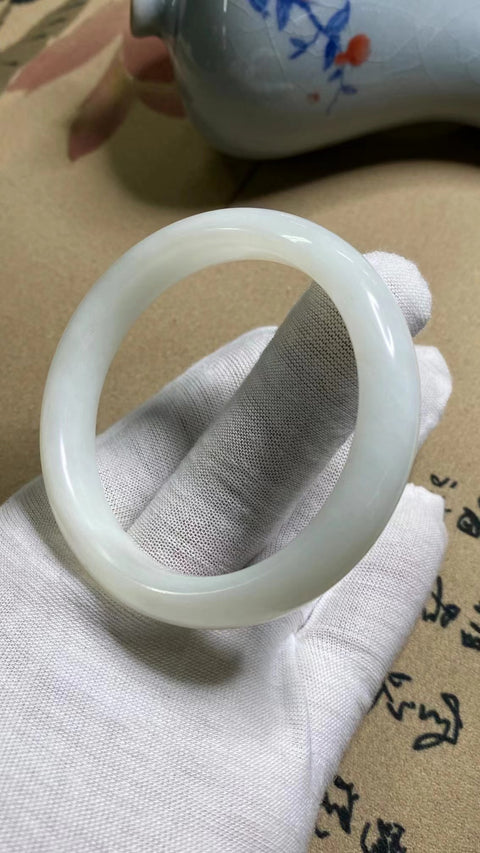 Gelang Putih Lengket Giok Cui Giok Alami Ukuran 53-55mm Ukuran 54.5mm Lebar Sisi 11.7mm Giok ini semuanya terjadi secara alami Pola acak Sudah termasuk pajak pengiriman.
