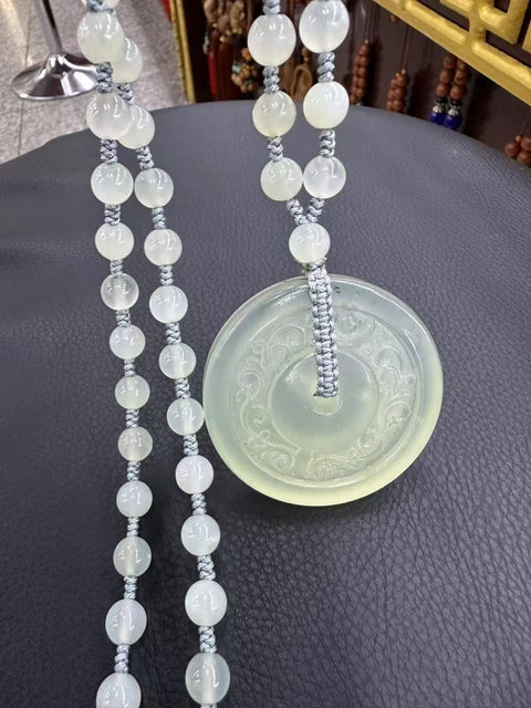 Kalung Sweater Giok Alami Batu gioknya halus dan hangat, sedingin es dan tembus cahaya, serta gayanya yang indah dan elegan.