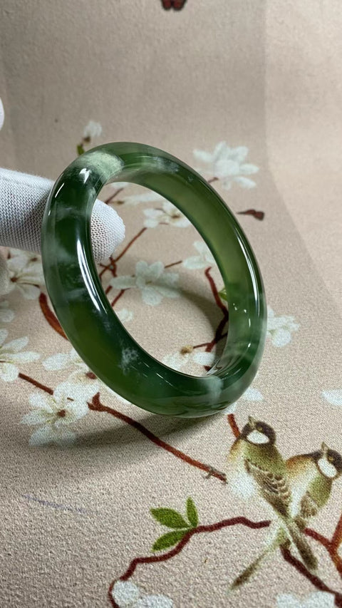 Gelang Bahan Giok Cui Alami 180 Ukuran Gelang 55-57mm Ukuran 56.1mm Lebar Sisi 11.8mm Giok terbentuk secara alami Pola acak Pengiriman dan pajak sudah termasuk.