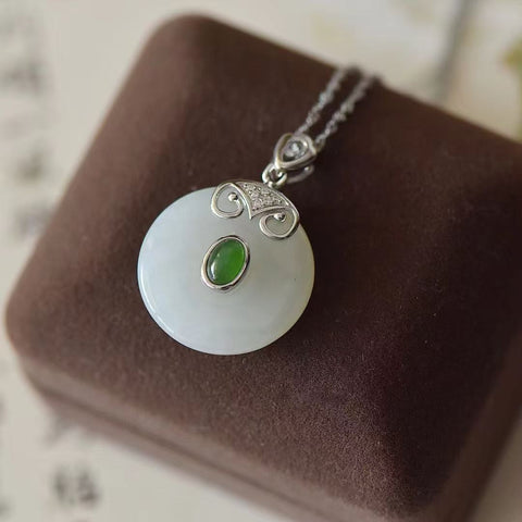 5158 Kalung Jepitan Perdamaian Giok Hetian Giok Alami Ukuran 23 * 23mm Ditetapkan dalam 925 Giok Perak adalah gaya yang halus dan hangat dan indah sudah termasuk pajak pengiriman.