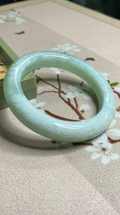 Gelang Jelly Celestite Giok Cui Giok Alami Ukuran 59-61mm Ukuran 60.3mm Lebar Samping 12.4mm Giok terbentuk secara alami Pola acak termasuk pajak pengiriman