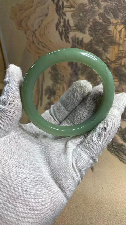 Gelang giok Xiuyan biru-hijau yang indah dengan efek mata kucing alami. Diameter dalam: 61 mm, lebar tepi: 11 mm. Semua batu terbentuk secara alami. Harga sudah termasuk ongkos kirim dan pajak.