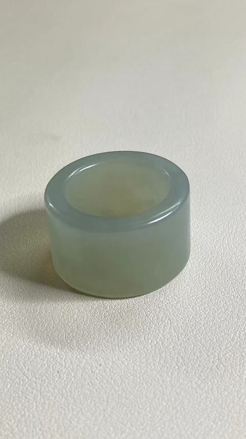 Harga Khusus Jari Pemicu Es Batu Giok Cui Giok Abu-Abu Ukuran 23mm Tinggi 19.3mm Kualitas batu giok halus dan hangat Gaya sederhana dan elegan Sudah termasuk ongkos kirim dan pajak.