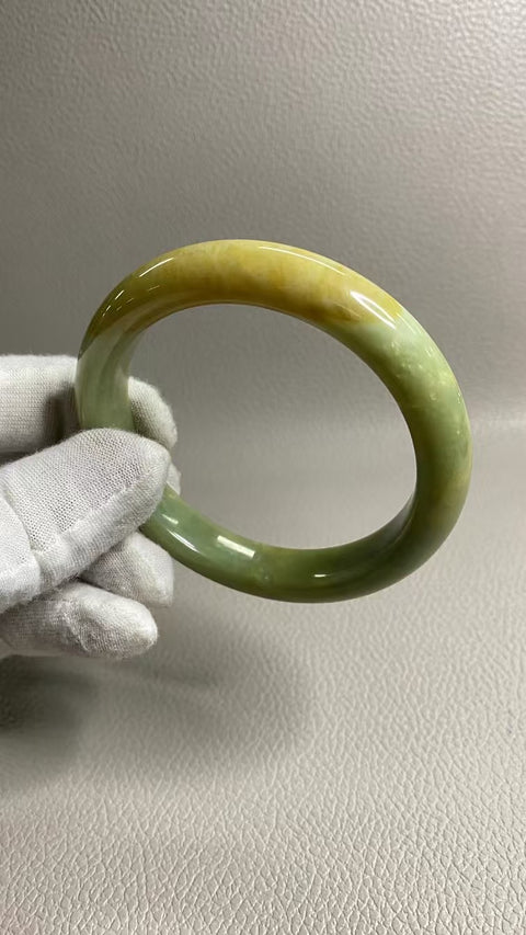 Gelang Giok Giok Bunga Giok Cui & nbsp; Ukuran 60-62mm Ukuran 61.8mm Lebar Sisi 12.7mm Giok ini semuanya muncul secara alami dan polanya acak Termasuk ongkos kirim dan pajak.