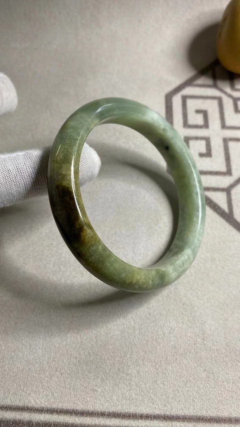 Gelang Biru Bertabur Bunga Giok Cui Giok Alami Ukuran 58-60mm Ukuran 59.6mm Lebar Sisi 12.4mm Giok terjadi secara alami Pola acak Sudah termasuk pajak pengiriman.