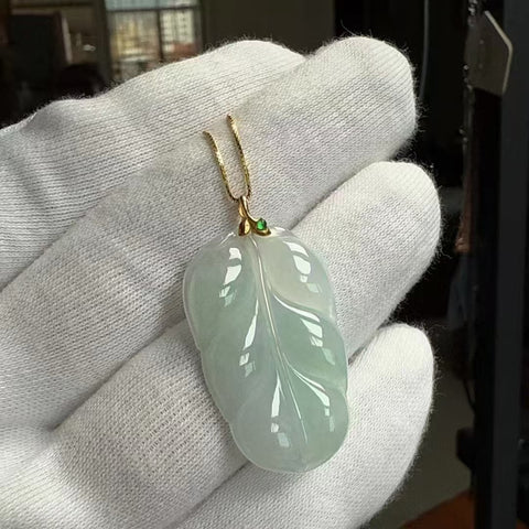Kalung Daun Lengket Es Batu Giok Alami 18k Pengaturan Emas 18k Pencocokan Rantai Perak 925 Ukuran 40 * 22mm Termasuk pajak pengiriman.