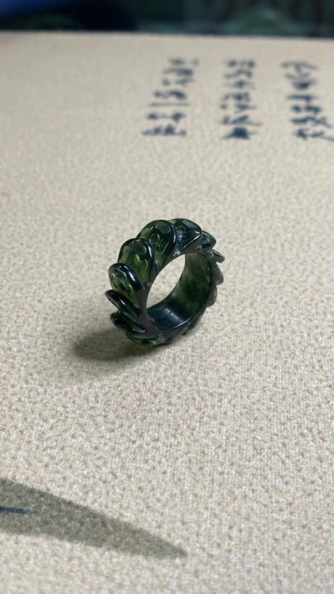 Cincin Giok Cui Alami dengan Giok Keberuntungan dan Kemakmuran Ukuran 16mm Lebar 9.5mm Sudah termasuk ongkos kirim dan pajak.