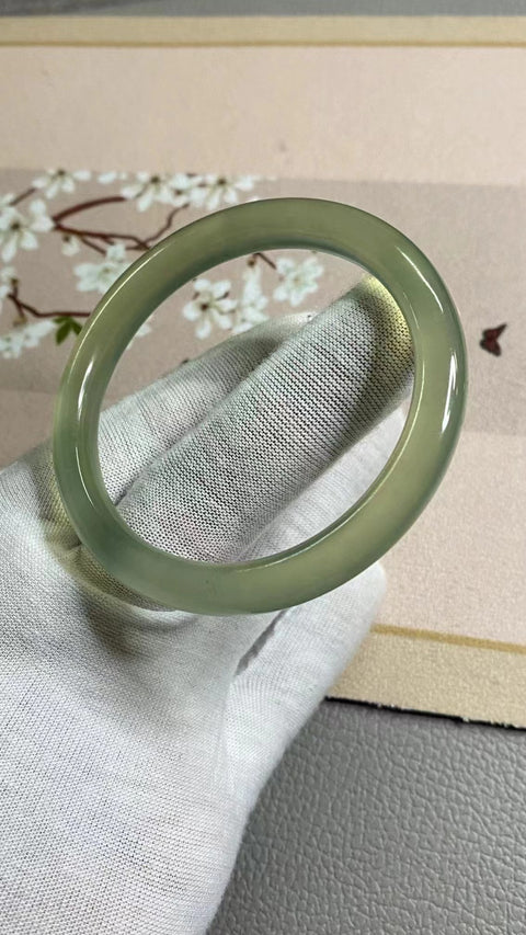 Gelang Hijau Penuh Giok Cui Alami Ukuran 55-57mm Ukuran 56.2mm Lebar Sisi 8.2mm Giok terjadi secara alami Pola acak Sudah termasuk pajak pengiriman No. 202409281553