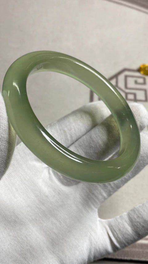 Gelang Hijau Es Batu Giok Cui Alami Ukuran 63-65mm Ukuran 64.5mm Lebar Sisi 12.1mm Batu giok terjadi secara alami Pola acak Pajak Pengiriman Sudah Termasuk