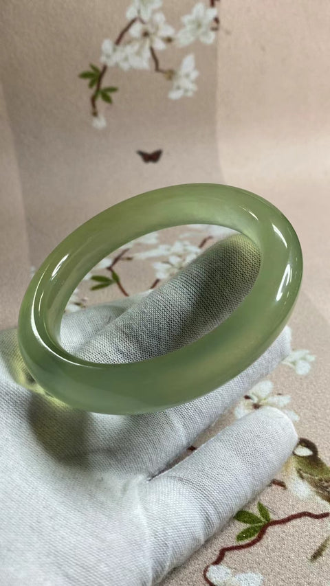 Gelang Hijau Es Giok Cui Giok Alami Ukuran 56-58mm Ukuran 57.1mm Lebar Sisi 11.2mm Giok terbentuk secara alami Pola acak Pengiriman dan pajak sudah termasuk.