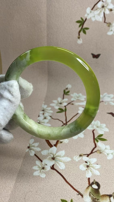 Gelang Gelang Milkcap Titi Giok Hijau Cui Giok Alami Ukuran 55-57mm Ukuran 56.4mm Lebar Sisi 11mm Giok semuanya terjadi secara alami Pola acak Pengiriman dan pajak sudah termasuk.