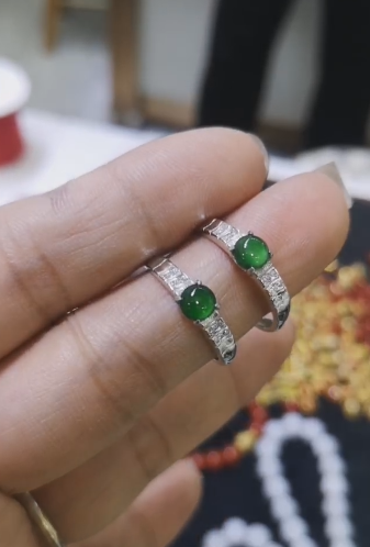 Cincin Giok Guatemala Alami Ukuran 5 x 5 mm yang terbuat dari batu giok perak 925 yang bersih dan halus Sudah termasuk pajak pengiriman.
