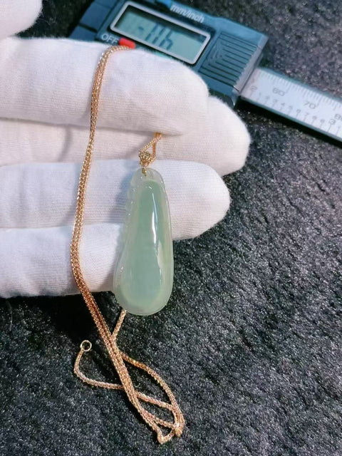 Kalung Jadeite Fugua Alami Pengaturan Emas 18k Ukuran 35.9 * 14.5 * 6mm Warna yang indah Sudah termasuk pajak pengiriman.