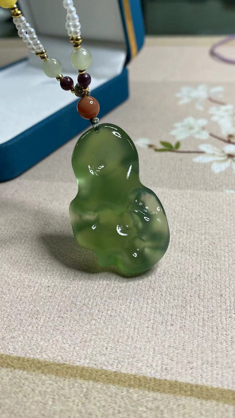 Liontin batu giok Taihu halus alami Ukuran 43 * 26mm Warna yang indah Sudah termasuk pajak pengiriman.