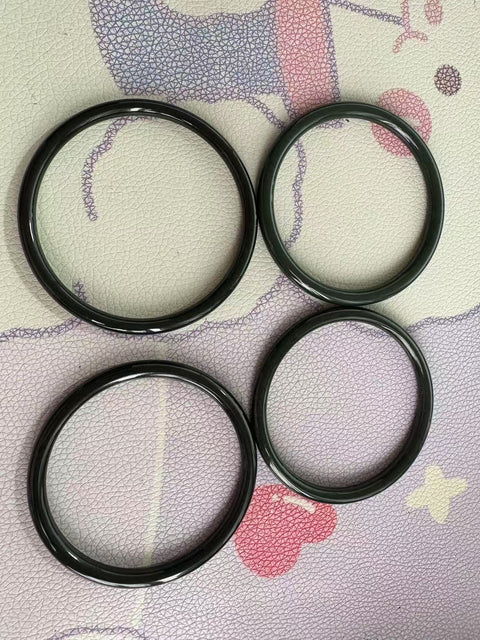Gelang giok Xiuyan yang indah, diameter dalam: 53 mm, 55 mm, 57 mm, 59 mm. Batunya terbentuk secara alami, dan polanya acak. Biaya pengiriman dan pajak sudah termasuk.