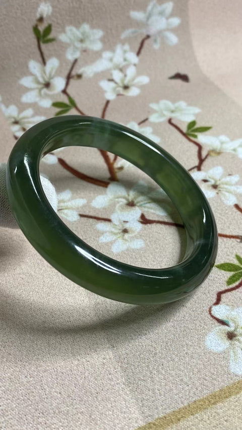 Gelang Bahan Giok Cui Alami 180 Ukuran 57-59mm Ukuran 58.3mm Lebar 11.6mm Batu giok ini terbentuk secara alami dan polanya acak Sudah termasuk pajak pengiriman.