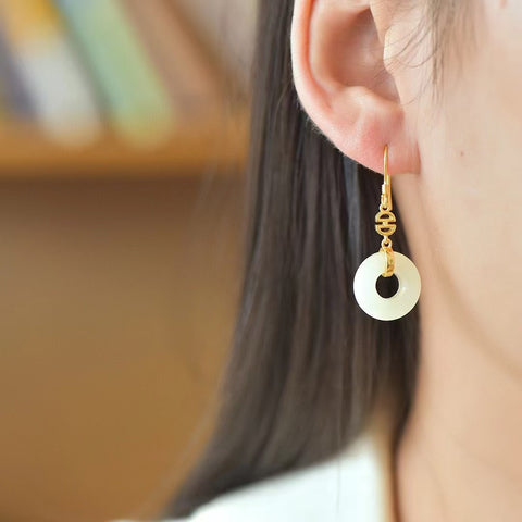 2374-2 Anting Kancing Giok Hetian Giok Ping An 925 Tatahan Perak Ukuran 15 * 15mm Giok bersih, halus dan hangat, serta gayanya baru dan unik. Sudah termasuk ongkos kirim dan pajak.