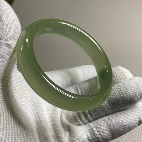 Gelang Giok Cui Alami Ukuran 59-61mm Ukuran 60.3mm Lebar 14.6mm Giok terjadi secara alami Pola acak; Pengiriman dan pajak sudah termasuk.