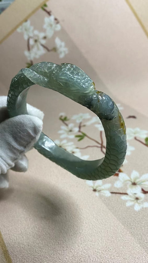 Gelang Bunga Ukiran Cui Giok Minyak Tua Cui Berukir Ukuran 59-61mm Ukuran 60.6mm Lebar Sisi 13.4mm Giok adalah semua yang terjadi secara alami Pola adalah acak Termasuk Pajak Pengiriman