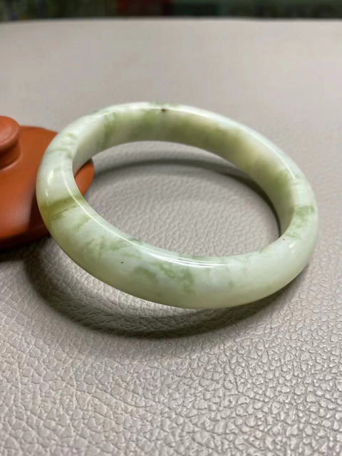 Gelang Cui Giok Minyak Tua Cui Giok bersih, halus dan hangat Ukuran 60-62mm Ukuran 61.8mm Lebar sisi 13.5mm Giok semuanya terjadi secara alami Pola acak Termasuk ongkos kirim dan pajak