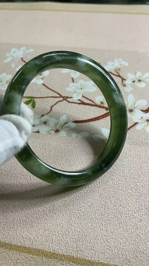 Gelang Bahan Fine Jade 180 Ukuran Gelang 61.6mm Lebar 11.6mm Giok terjadi secara alami Pola acak Termasuk pajak pengiriman.