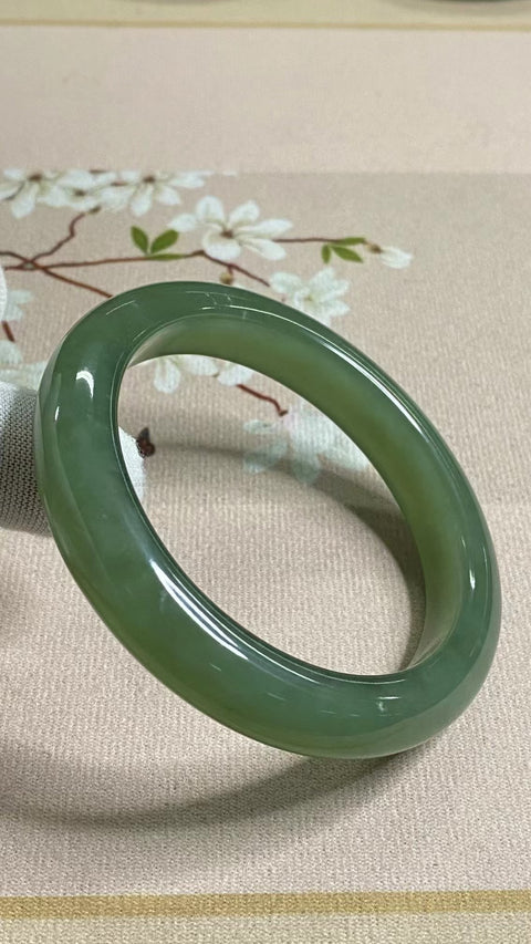 Gelang Giok Cui Alami Ukuran 61-63mm Ukuran 62.2mm Lebar Sisi 12.5mm Giok terjadi secara alami Pola acak Termasuk pajak pengiriman.