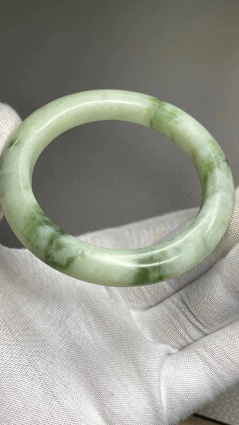 Gelang Giok Cui Giok Minyak Tua Ukuran 56-58mm Ukuran 57.7mm Lebar Sisi 11mm Giok terjadi secara alami Pola acak Termasuk pajak pengiriman.