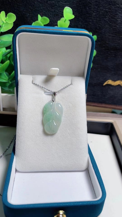 Kalung Daun Giok Alami 925 dalam pengaturan Giok bersih, halus dan hangat, dengan kepala penuh air Ukuran 3.2 * 1.8mm Pengiriman dan pajak sudah termasuk.