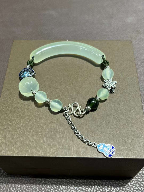 Gelang giok alami dengan aksesori giok yang bersih, halus, dan perak sterling sudah termasuk biaya pengiriman dan pajak.