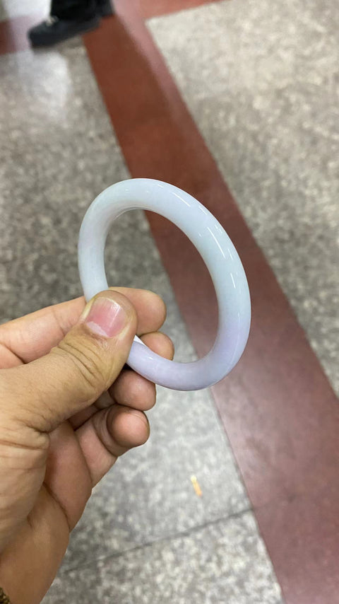 Gelang Jadeite Alami Ukuran 53.6mm Lebar Sisi 9.3mm Batu giok semuanya terjadi secara alami Pola acak termasuk pajak pengiriman
