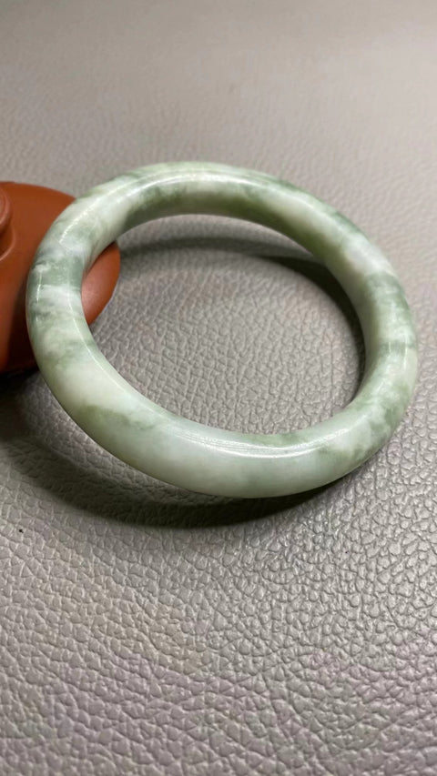 Gelang Giok Cui Alami Ukuran 58-60mm Ukuran 59.5mm Lebar Sisi 11mm Batu giok ini terbentuk secara alami Pola-polanya acak Sudah termasuk ongkos kirim dan pajak.